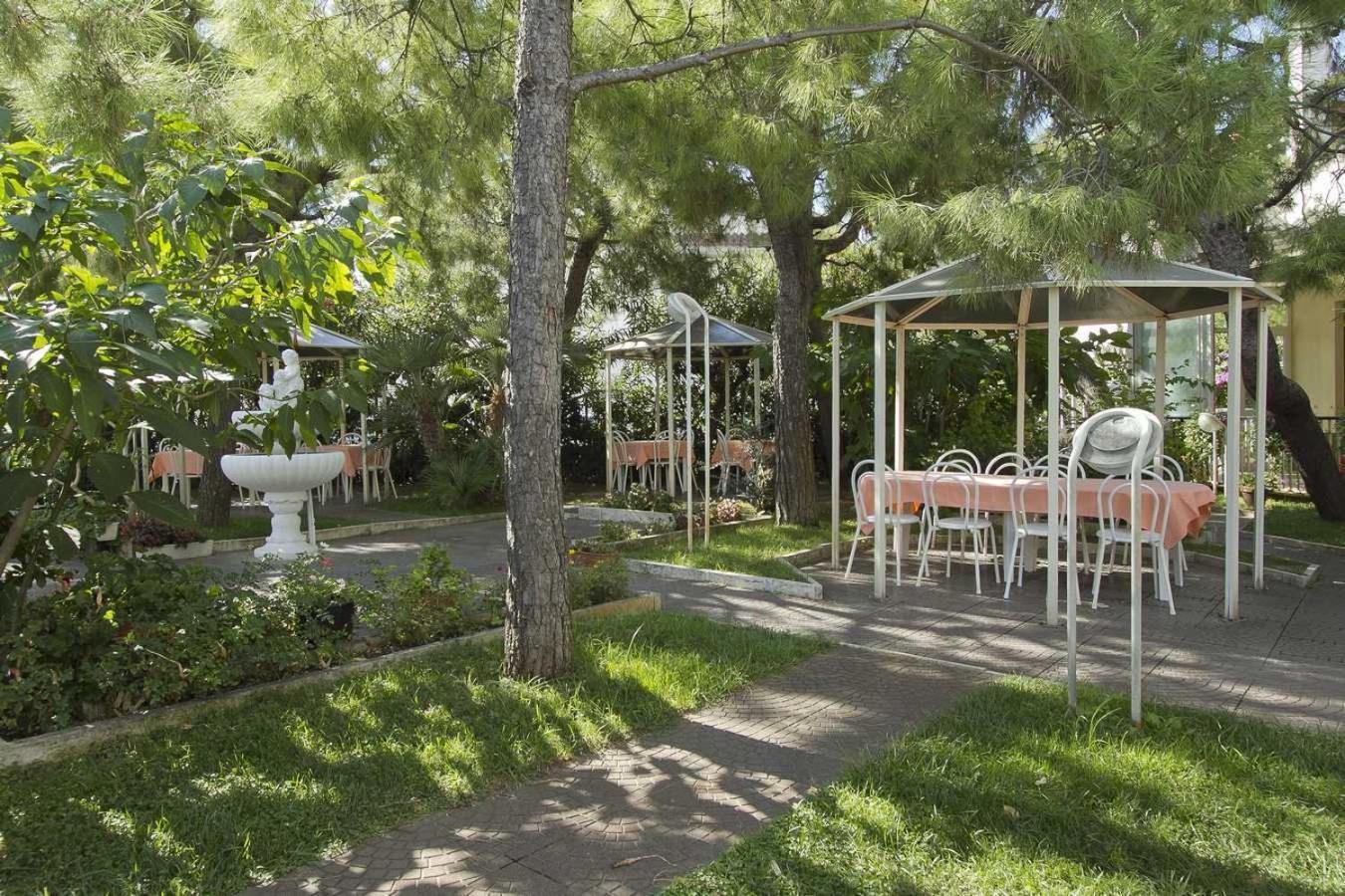 גרוטמארה Hotel La Maestra מראה חיצוני תמונה