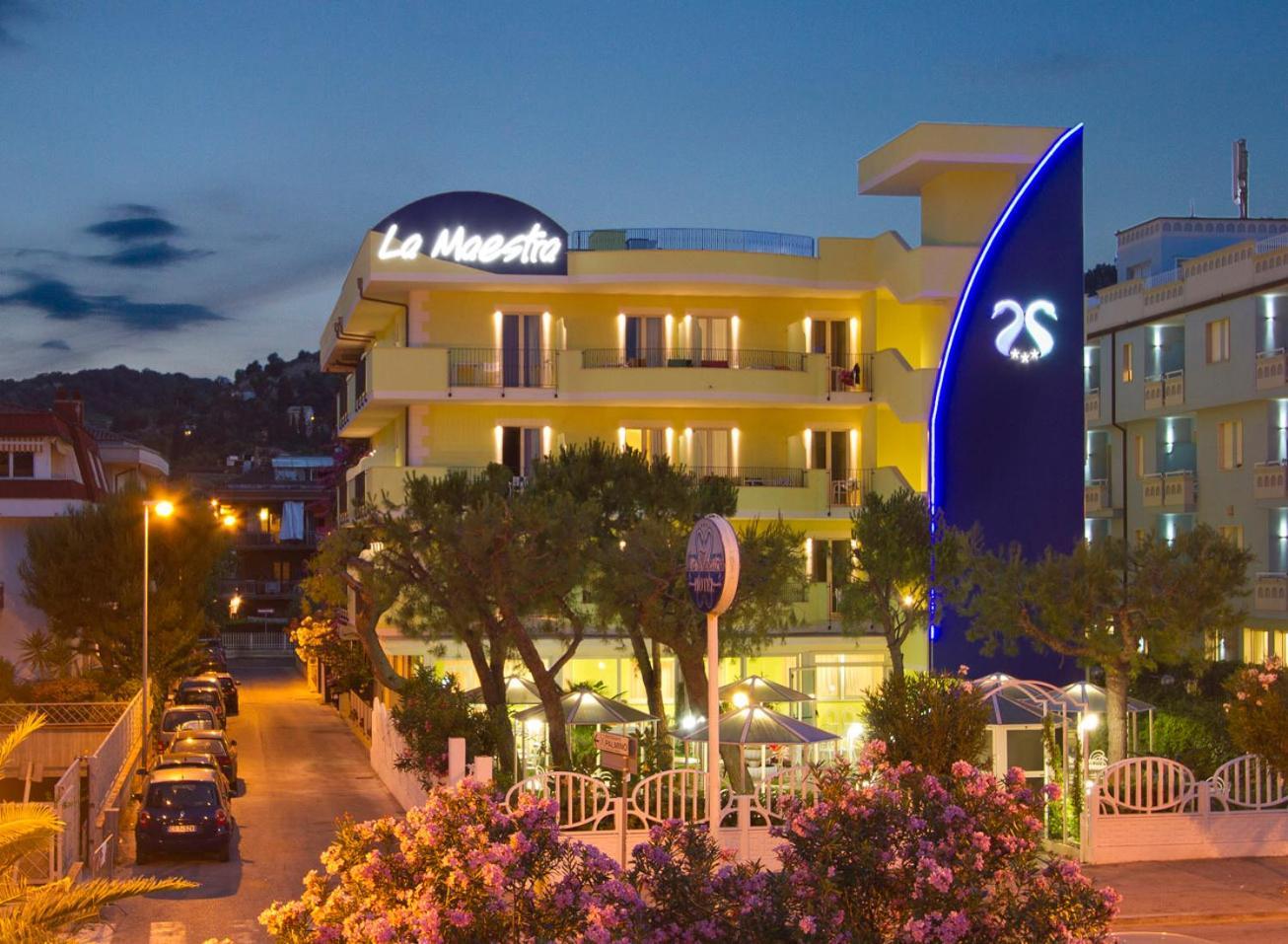 גרוטמארה Hotel La Maestra מראה חיצוני תמונה